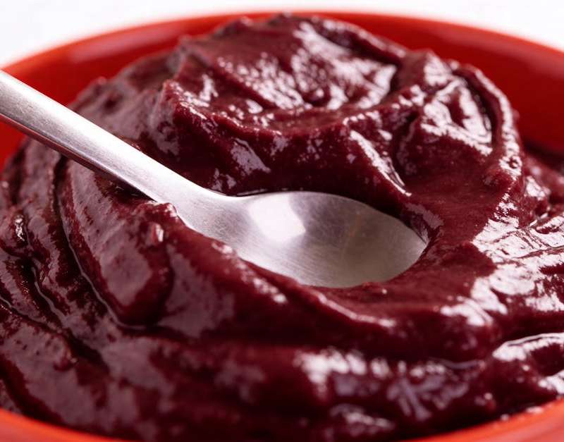 Descubra como preparar uma deliciosa tigela de açaí com frutos tropicais e sementes. Siga a nossa receita para uma refeição nutritiva e energética.
