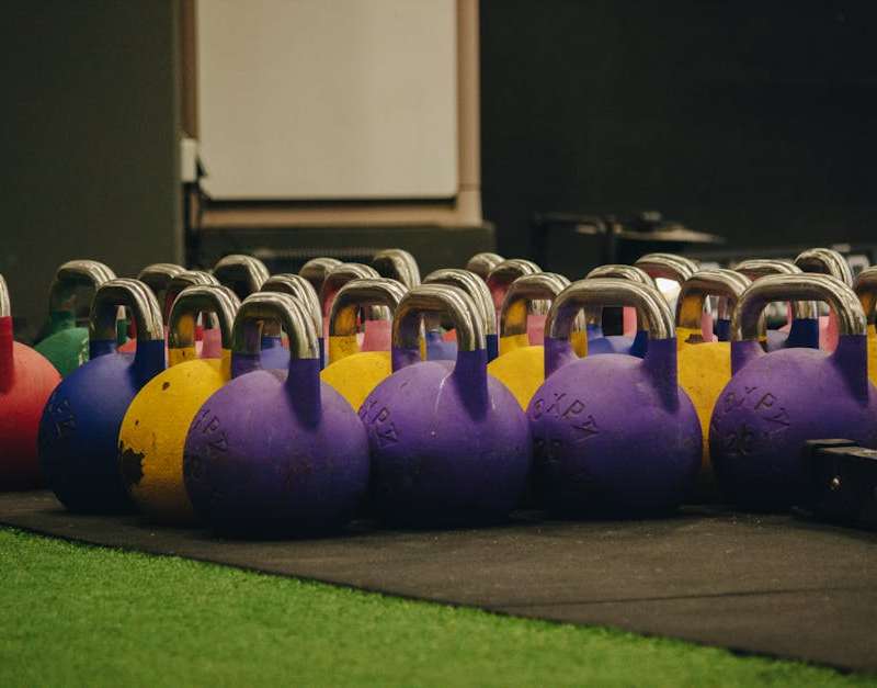 Conheça os benefícios do treino funcional e descubra exercícios ideais para iniciantes melhorarem força e condicionamento.